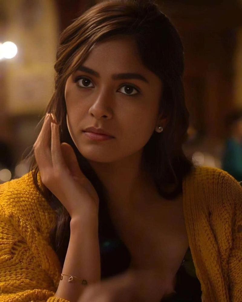 mrunal-thakur-cute-expression